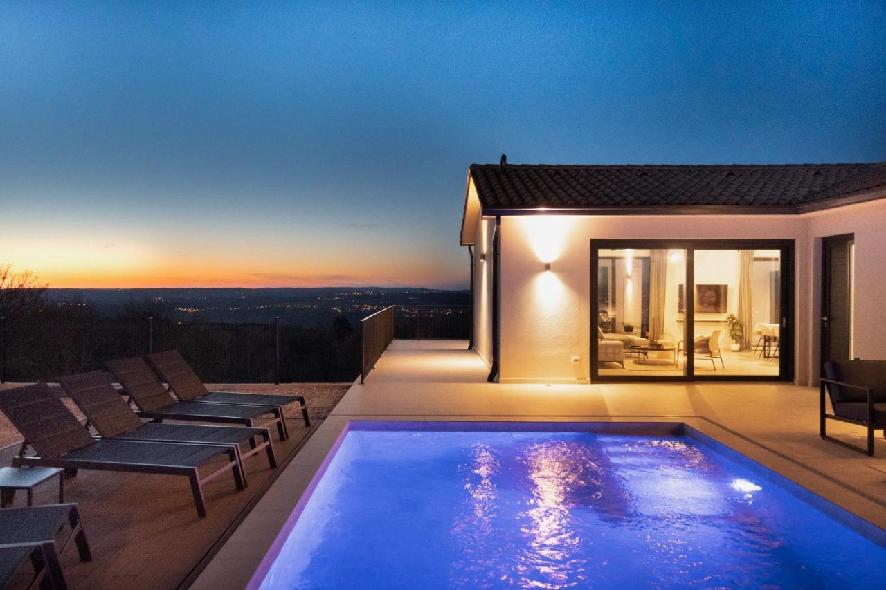 Villa Tonka With Jacuzzi Sauna And Private Pool ลาบิน ภายนอก รูปภาพ